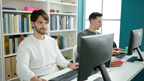 Dois Estudantes Homens Usando Computador Estudando Universidade Biblioteca — Fotografia de Stock