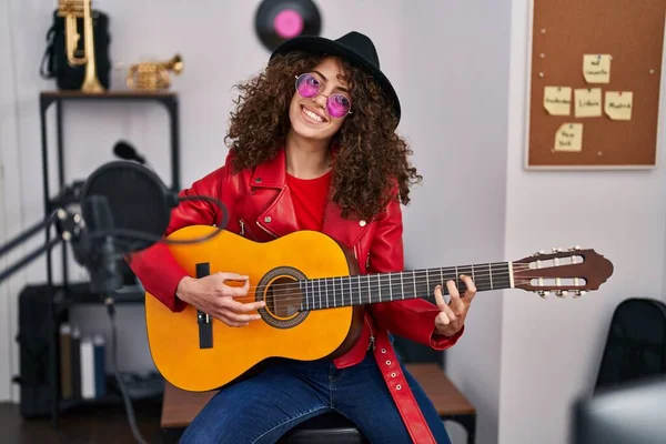 Joven Mujer Hispana Músico Cantando Canción Tocando Guitarra Clásica Estudio —  Fotos de Stock