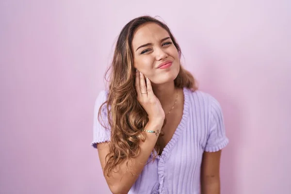 Young Hispanic Woman Standing Pink Background Touching Mouth Hand Painful — Stockfoto