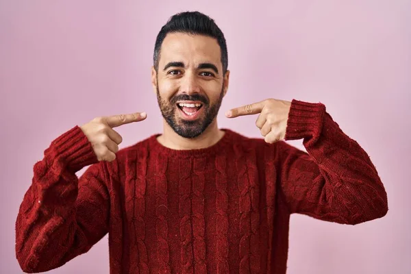 Mladý Hispánský Muž Vousy Oblečený Neformálním Svetru Přes Růžové Pozadí — Stock fotografie