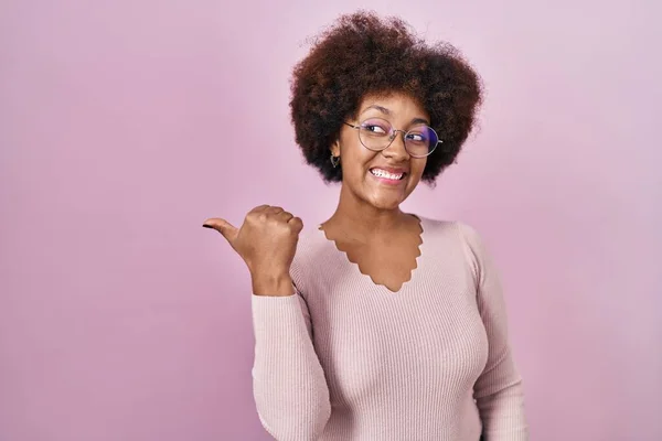 Jong Afrikaans Amerikaans Vrouw Staande Roze Achtergrond Glimlachen Met Gelukkig — Stockfoto