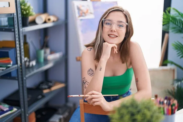 Young Woman Artist Smiling Confident Drawing Art Studio — Foto Stock