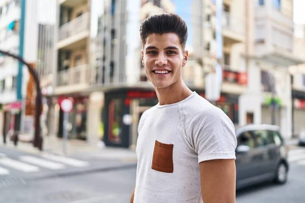 Junger Hispanischer Mann Lächelt Selbstbewusst Auf Der Straße — Stockfoto