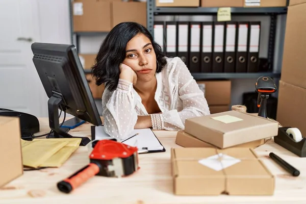 Young Latin Woman Ecommerce Business Worker Serious Expression Working Office — Stock Photo, Image