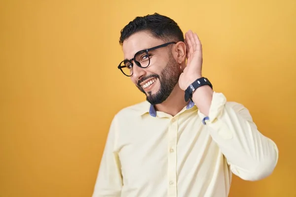 Latinamerikansk Ung Man Affärskläder Och Glasögon Som Ler Med Handen — Stockfoto