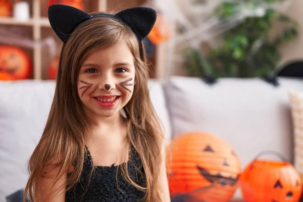 Adorable Chica Hispana Con Disfraz Halloween Sonriendo Confiada Casa —  Fotos de Stock