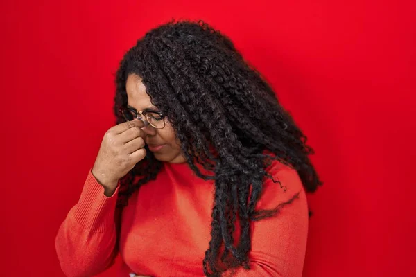Size Hispanic Woman Standing Red Background Tired Rubbing Nose Eyes — Stock Photo, Image
