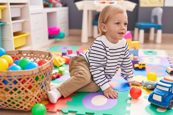 Adorável Menino Caucasiano Brincando Com Bolas Sentadas Chão Jardim Infância — Fotografia de Stock