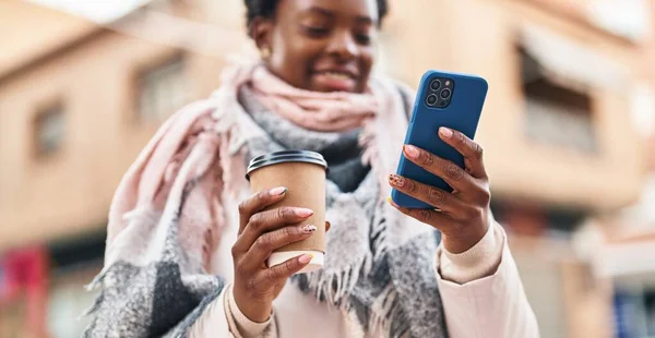 Afričanky Americká Žena Pomocí Smartphone Pití Kávy Ulici — Stock fotografie