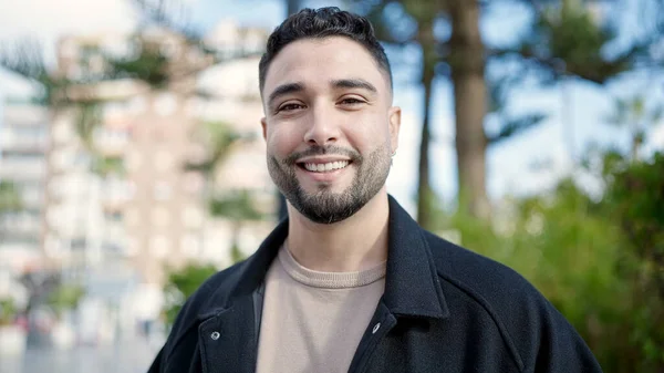 Jonge Arabische Man Glimlachend Vol Vertrouwen Staand Het Park — Stockfoto
