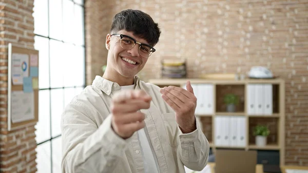 年轻的他的惊慌失措的生意人带着自信的笑容在办公室里做手势 — 图库照片