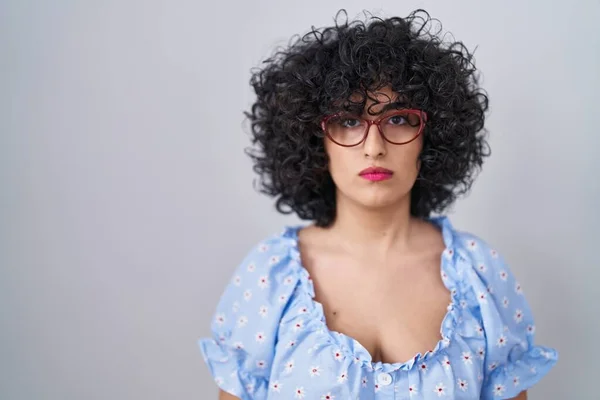 Junge Brünette Frau Mit Lockigem Haar Brille Über Isoliertem Hintergrund — Stockfoto