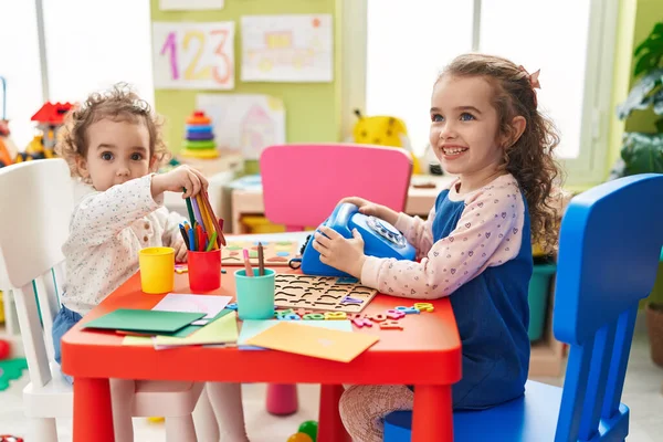 Чарівні Дівчата Грають Телефонну Іграшку Сидячи Столі Дитячому Саду — стокове фото