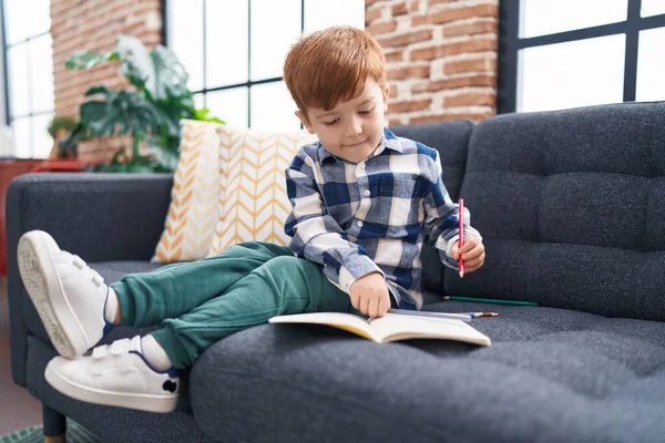 Criança Adorável Desenho Caderno Sentado Sofá Casa — Fotografia de Stock