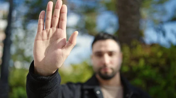 Νεαρός Άραβας Κάνει Στάση Χειρονομία Χέρι Στο Πάρκο — Φωτογραφία Αρχείου