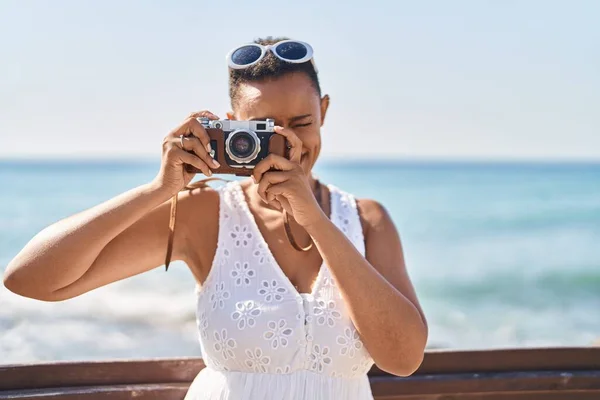 Afrikanisch Amerikanisch Frau Tourist Using Vintage Camera Meer — Stockfoto