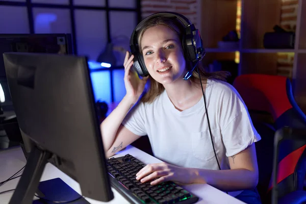 Young Caucasian Woman Streamer Smiling Confident Sitting Table Gaming Room — Stock Photo, Image