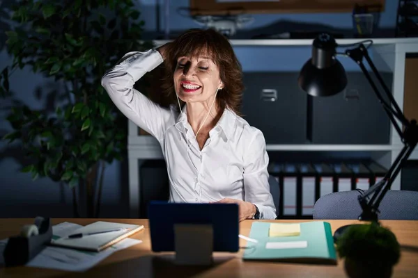 Mujer Mediana Edad Que Trabaja Oficina Por Noche Sonriendo Confiado —  Fotos de Stock