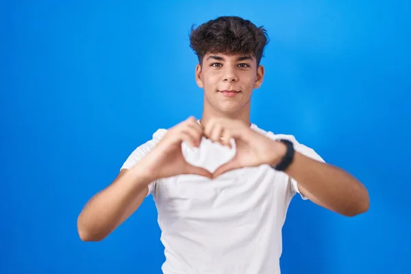 Hispanic Teenager Standing Blue Background Smiling Love Doing Heart Symbol — Stock Photo, Image