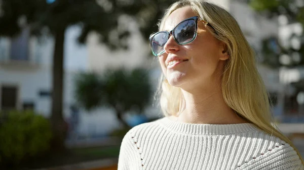 Ung Blond Kvinna Ler Säker Bär Solglasögon Parken — Stockfoto