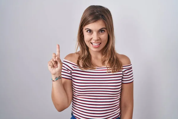 Молода Іспаномовна Жінка Стоїть Над Ізольованим Фоном Показуючи Вказуючи Пальцем — стокове фото