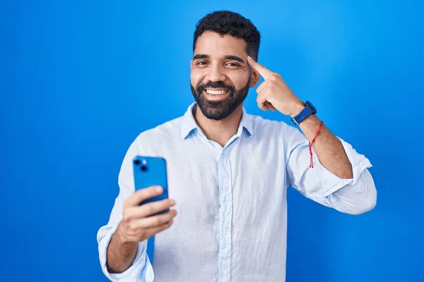Hispanischer Mann Mit Bart Mit Smartphone Tippnachricht Lächelnd Mit Einem — Stockfoto