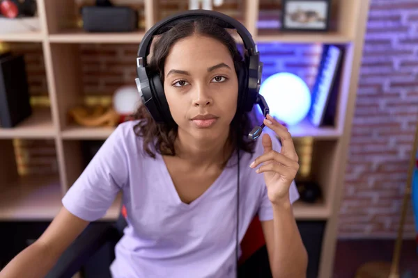 Joven Mujer Hispana Jugando Videojuegos Usando Auriculares Pensando Actitud Expresión — Foto de Stock