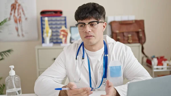 Ung Latinamerikansk Man Läkare Som Har Medicinsk Konsultation Kliniken — Stockfoto
