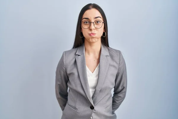 Hispanische Geschäftsfrau Mit Brille Die Wangen Mit Lustigem Gesicht Aufbläst — Stockfoto