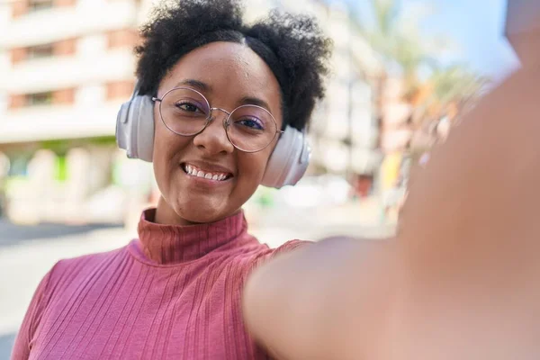 Mujer Afroamericana Hacer Selfie Por Cámara Escuchando Música Calle —  Fotos de Stock