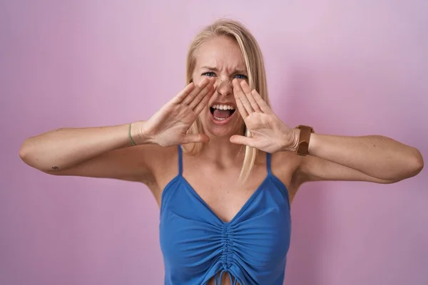 Young Caucasian Woman Standing Pink Background Shouting Angry Out Loud — ストック写真