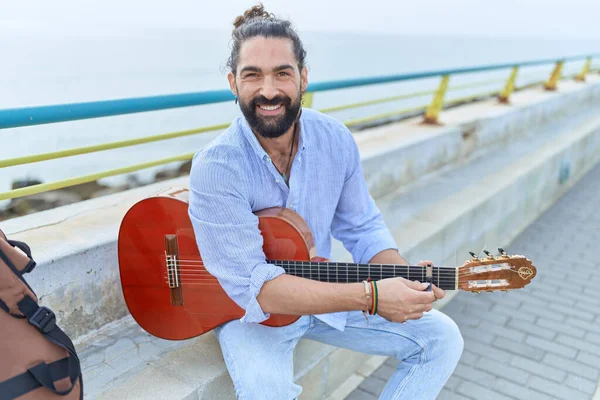 Ung Latinamerikansk Man Musiker Spelar Klassisk Gitarr Sitter Bänk Vid — Stockfoto