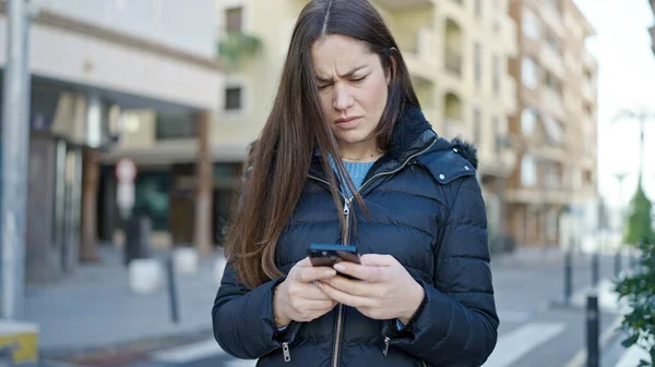 Νεαρή Καυκάσια Γυναίκα Που Χρησιμοποιεί Smartphone Ψάχνει Αναστατωμένος Στο Δρόμο — Φωτογραφία Αρχείου