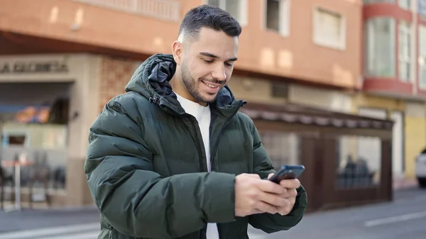 Mladý Hispánec Muž Usmívá Sebevědomě Pomocí Smartphonu Terase Kavárny — Stock fotografie