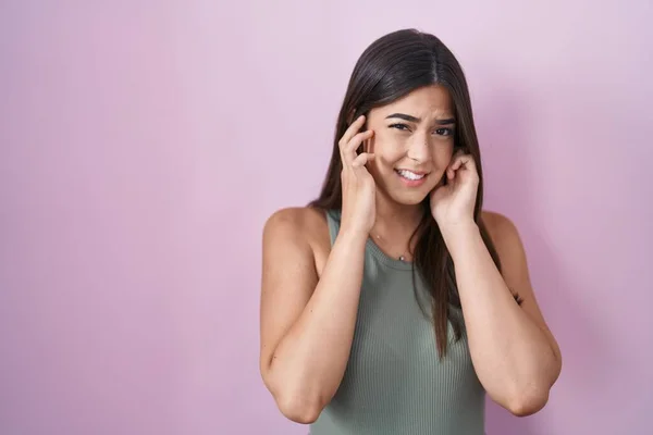 Hispanische Frau Die Vor Rosafarbenem Hintergrund Steht Und Die Ohren — Stockfoto