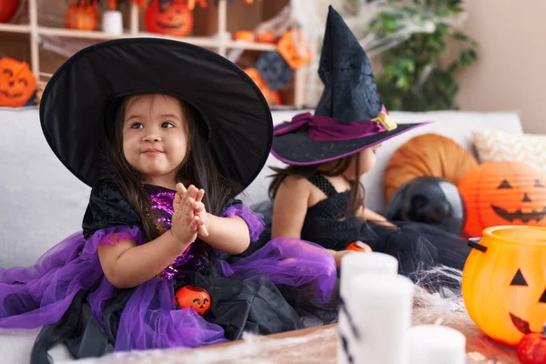 Schattige Tweeling Meisjes Met Halloween Feest Klappen Handen Thuis — Stockfoto
