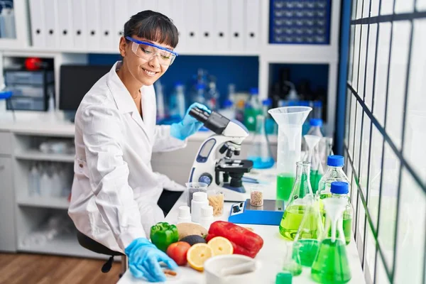 Young Beautiful Hispanic Woman Scientist Smiling Confident Using Microscope Laboratory — Stock fotografie