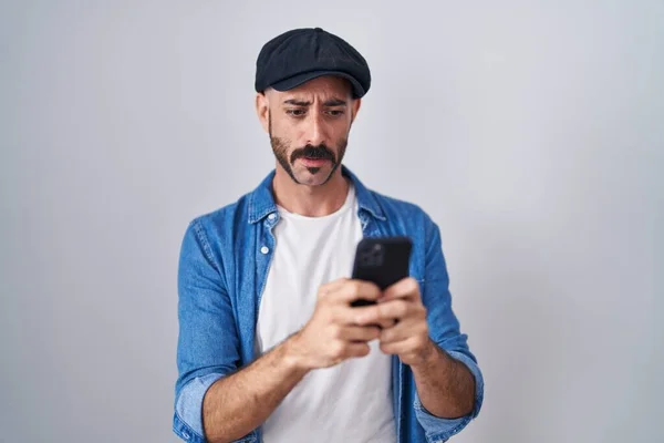Hispanic Man Beard Using Smartphone Typing Message Clueless Confused Expression — Stock Photo, Image