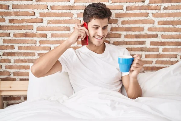 Ung Latinamerikansk Man Talar Smartphone Dricka Kaffe Sovrummet — Stockfoto