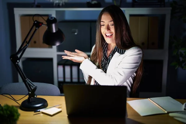 Ung Brunett Kvinna Som Arbetar Kontoret Natten Med Laptop Pekar — Stockfoto
