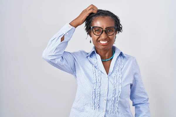 Mujer Africana Con Rastas Pie Sobre Fondo Blanco Con Gafas — Foto de Stock