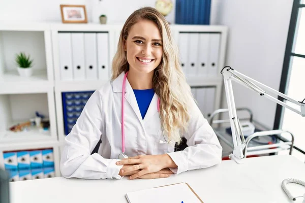 Young Woman Wearing Doctor Uniform Smiling Confident Clinic — 스톡 사진