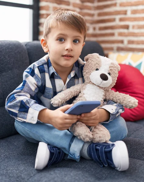 Liebenswert Kaukasischen Jungen Umarmen Teddybär Mit Smartphone Hause — Stockfoto