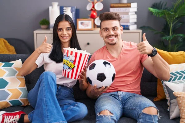 Mladý Hispánský Pár Fotbalové Chuligáni Drží Míč Jíst Popcorn Úsměvem — Stock fotografie