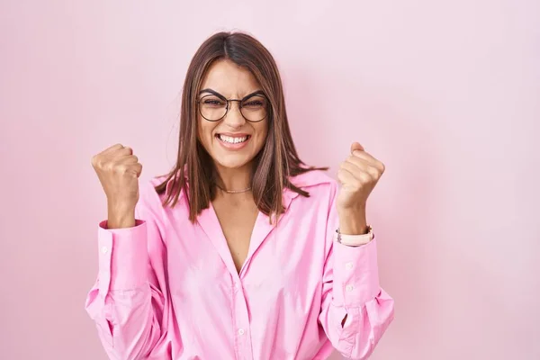 Mulher Hispânica Jovem Usando Óculos Sobre Fundo Rosa Muito Feliz — Fotografia de Stock