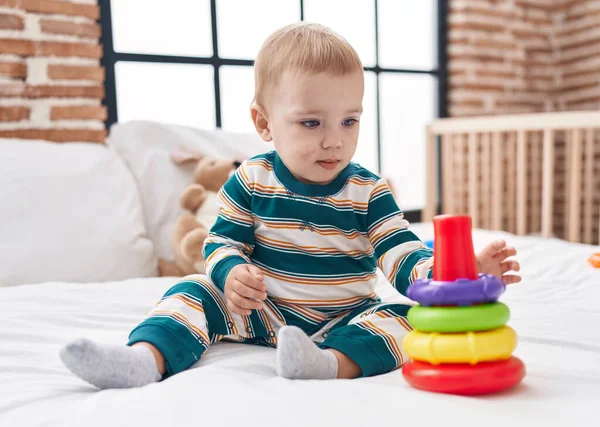 Liebenswertes Kaukasisches Baby Spielt Mit Reifen Auf Dem Bett Schlafzimmer — Stockfoto