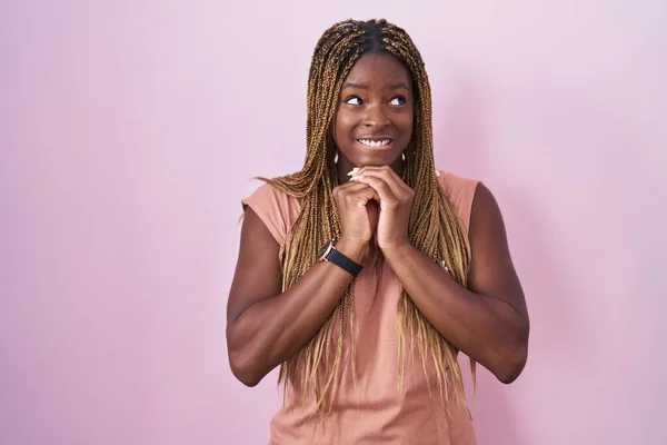 Африканская Американка Плетеными Волосами Стоящими Розовом Фоне Засмеялась Взволнована Руками — стоковое фото