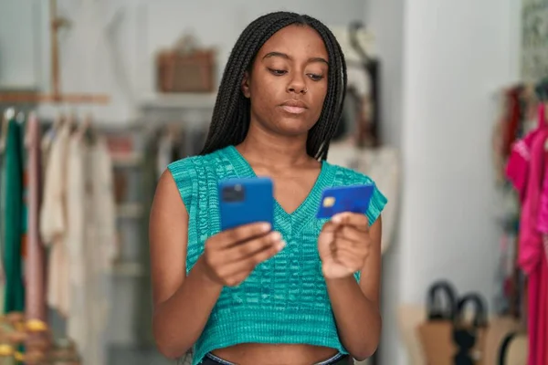 Cliente Afroamericano Usando Smartphone Tarjeta Crédito Tienda Ropa — Foto de Stock