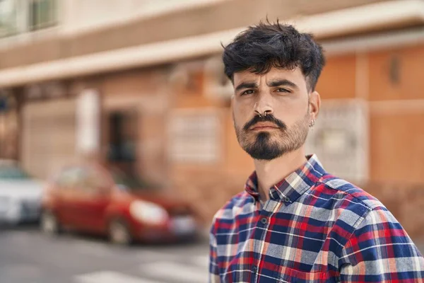 Νεαρός Ισπανόφωνος Άνδρας Χαλαρή Έκφραση Στέκεται Στο Δρόμο — Φωτογραφία Αρχείου