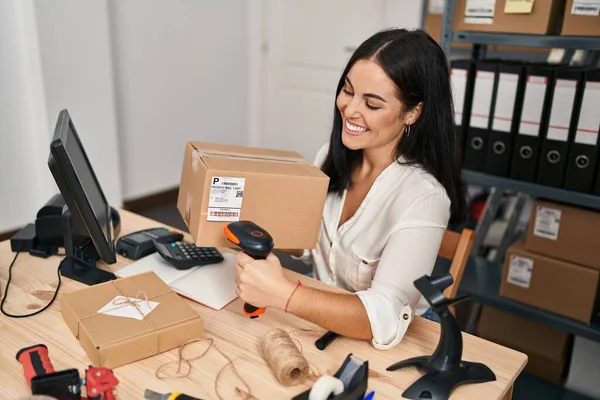 Genç Güzel Spanyol Kadın Ecommerce Adamı Ofiste Tarama Paketi — Stok fotoğraf